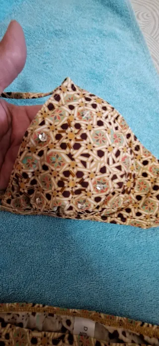 Bikini multicolor con detalles dorados