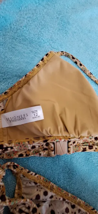 Bikini multicolor con detalles dorados