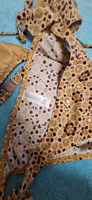 Bikini multicolor con detalles dorados