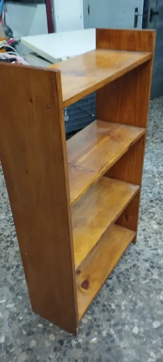Estantería de madera marrón