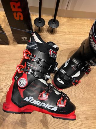 Esquís Blizzard SRC con fijaciones y bastones