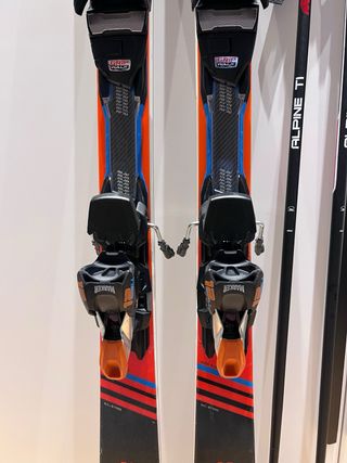 Esquís Blizzard SRC con fijaciones y bastones