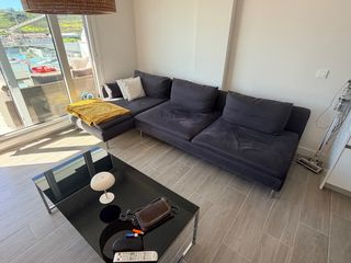 Sofá modular gris de tela