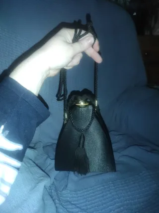 Bolso de fiesta raso negro con borla