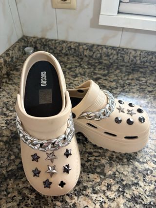 Crocs Beige Talla 38/39 con Cadena y Abalorios