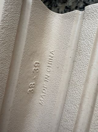 Crocs Beige Talla 38/39 con Cadena y Abalorios