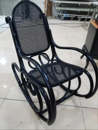 Mecedora antigua restaurada negra