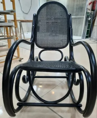 Mecedora antigua restaurada negra