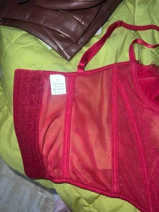 Corsé encaje rojo