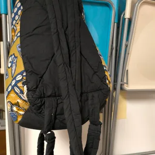 Mochila con estampado africano.