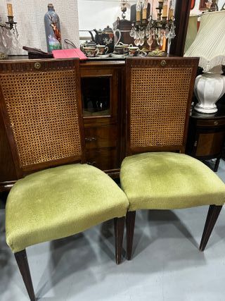 Pareja de sillas con Respaldo de Rejilla