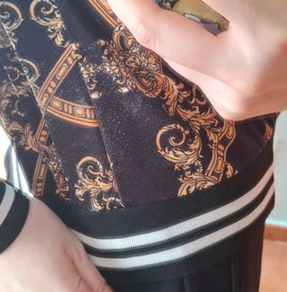 Sudadera Estampado Barroco Negro y Dorado