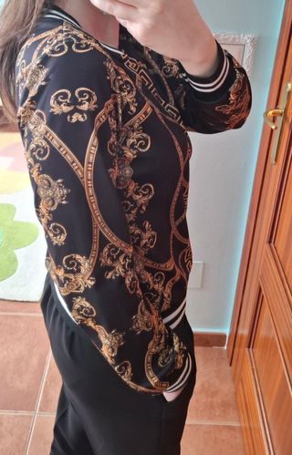 Sudadera Estampado Barroco Negro y Dorado