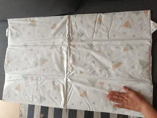 Cambiador bebé con estampado de montañas