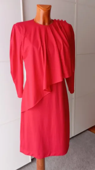 Vestido vintage rojo con capa.