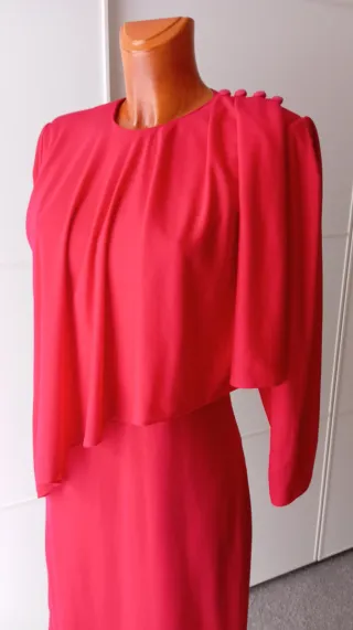 Vestido vintage rojo con capa.