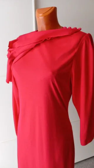 Vestido vintage rojo con capa.