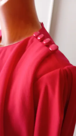 Vestido vintage rojo con capa.