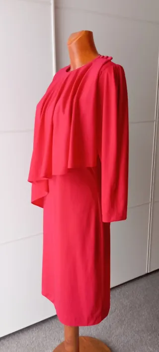 Vestido vintage rojo con capa.