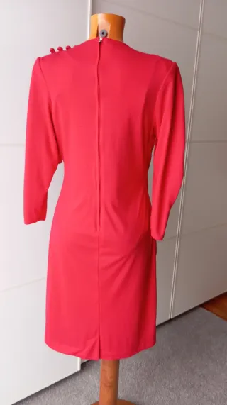 Vestido vintage rojo con capa.