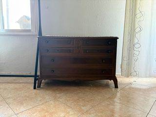 Cómoda de madera estilo clásico