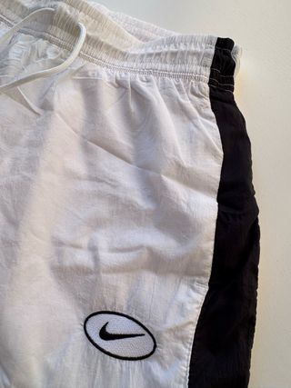 Pantalón deportivo Nike blanco y negro