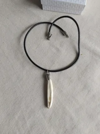 Colgante Diente Jabalí Cuero Baño Plata