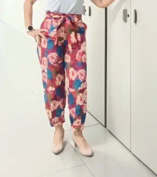 Pantalón floral Zara Talla S. Como nuevo