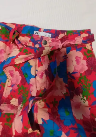Pantalón floral Zara Talla S. Como nuevo