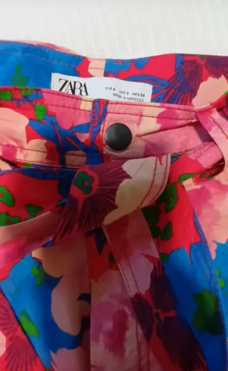 Pantalón floral Zara Talla S. Como nuevo