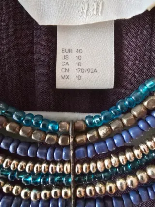 Blusa H&M marrón con collar étnico Talla M.