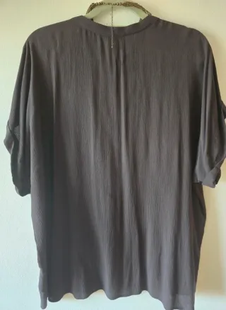 Blusa H&M marrón con collar étnico Talla M.