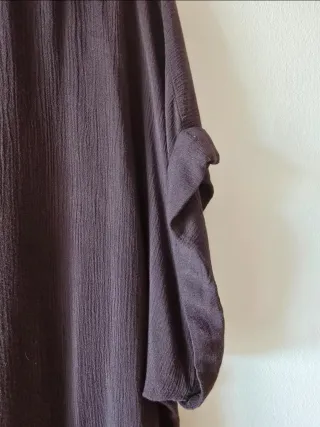 Blusa H&M marrón con collar étnico Talla M.