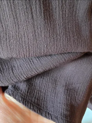 Blusa H&M marrón con collar étnico Talla M.