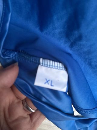 Top azul sin mangas espalda libre