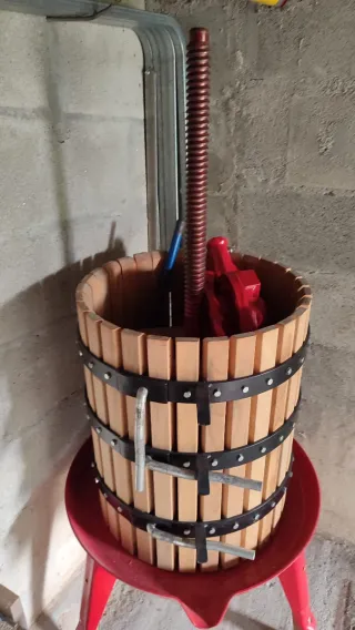 Prensa para vino de madera