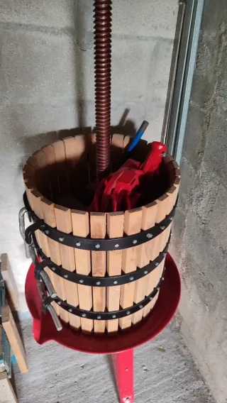 Prensa para vino de madera