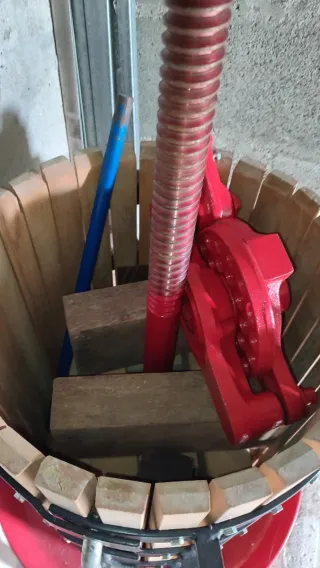 Prensa para vino de madera