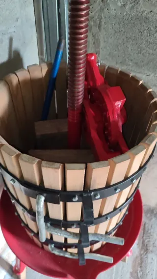 Prensa para vino de madera