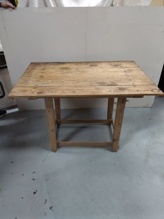 Antigua mesa de matanza de madera