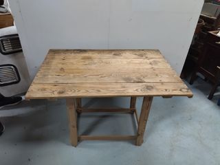 Antigua mesa de matanza de madera