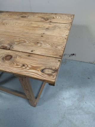 Antigua mesa de matanza de madera