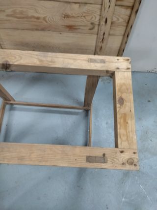 Antigua mesa de matanza de madera