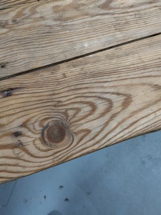 Antigua mesa de matanza de madera