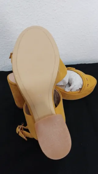 Sandalias de tacón amarillas para mujer