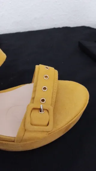 Sandalias de tacón amarillas para mujer