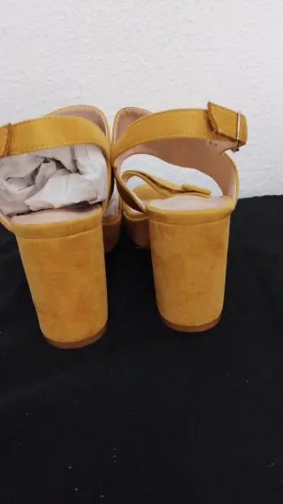 Sandalias de tacón amarillas para mujer