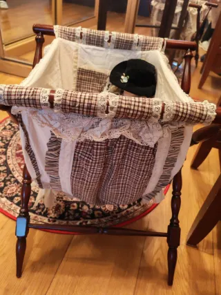 Galán de noche y costurero de madera.