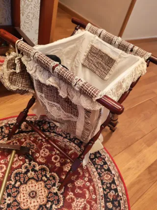 Galán de noche y costurero de madera.