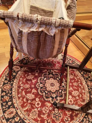 Galán de noche y costurero de madera.